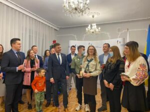 24 грудня пластуни передали Вифлеємський Вогонь до Посольства України в Польщі