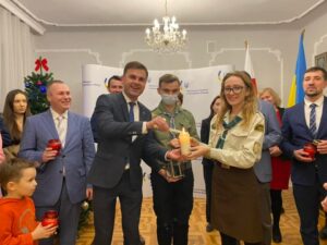 24 грудня пластуни передали Вифлеємський Вогонь до Посольства України в Польщі