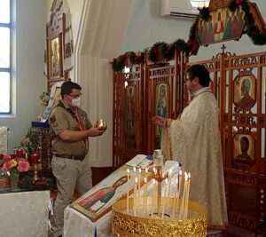 Пластуни Станиці Квінсленд передали символічний Вогонь провідникам УГКЦ і УПЦ