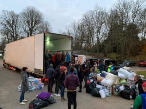 Пластуни Франції допомагають збирати гуманітарну допомогу потребуючим в Україні