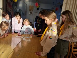 Пластуни з Кошиць допомагають українським дітям та переселенцям