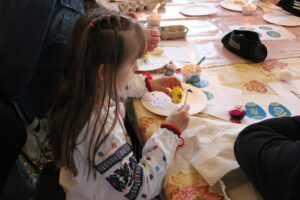 Пластуни Франції провели майстер-класи з писанкарства для дітей, які приїхали з України