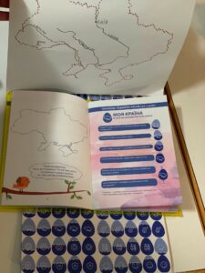 Пташата з гніздечка "Паризькі дзьобики" вивчали символи України