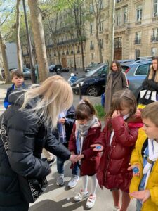 Пташата з гніздечка "Паризькі дзьобики" вивчали символи України