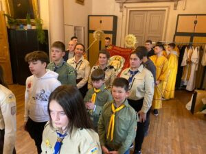 Французькі пластуни взяли участь у винесенні плащаниці у Соборі Святого Володимира Великого