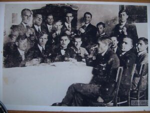 21 жовтня 1928: Генеральна рада “Загону Червона калина” в Академічному домі у Львові. Зліва праворуч сидять: Степан Охрімович, Володимир Калинович, Володимир Ерденбергер, Євген Пеленський, Богдан Чехут, Осип Грицак, Роман Ерденбергер, Михайло Поточняк. Стоять: Осип Тюшка, нн, Осип Каратницький, Степан Бандера, Юліан Гошовський, Ярослав Рак, Ярослав Падох, Роман Щуровський