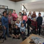 Юнацтво з осередку Лідс завітало до команди волонтерів з плетіння сіток для української армії