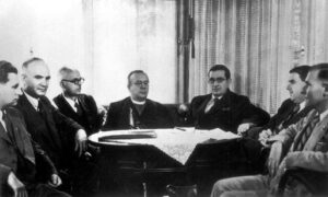 Члени уряду Карпатської України (зліва направо): Долинай, К.Лисюк (гість), А.Штефан, президент А. Волошин, прем’єр Ю. Ревай, В. Комаринський, С. Довгаль. 1939 р.