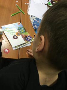 Новаки з латвійського осередку Пласту приготували новорічні листівки для українських військових