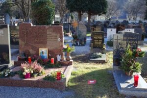 Місце втраченого надмогильного каменю. Січень 2020. Фото о. Володимира Волошина.