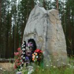 «Соловецький камінь» перед могильником у Сандармоху. На камені напис: «Люди, не вбивайте одне одного»