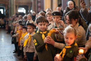 10 грудня 2023 р. відбулася передача Вифлеємського Вогню Миру українській громаді та пластунам