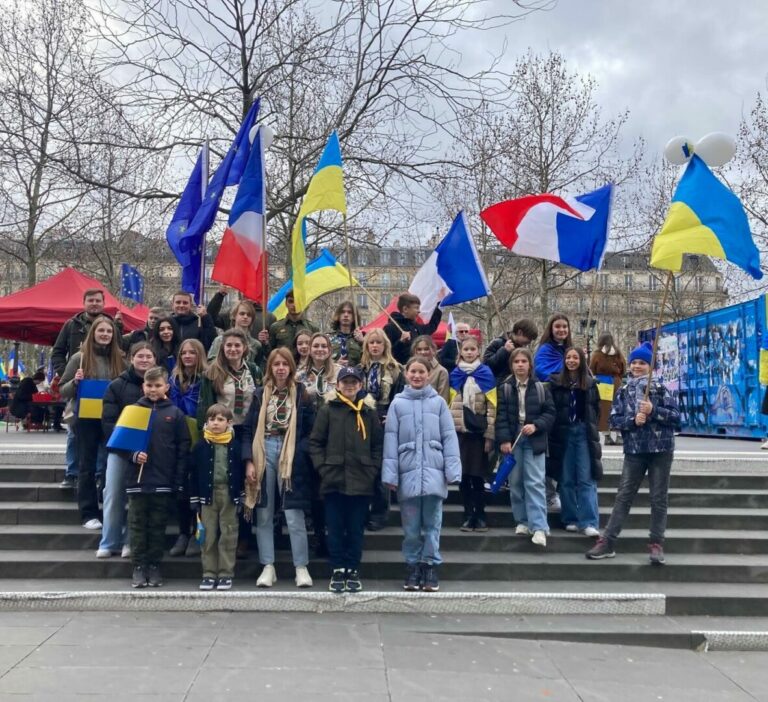 24 лютого 2024 року французькі пластуни взяли участь у марші за мир та солідарність з Україною
