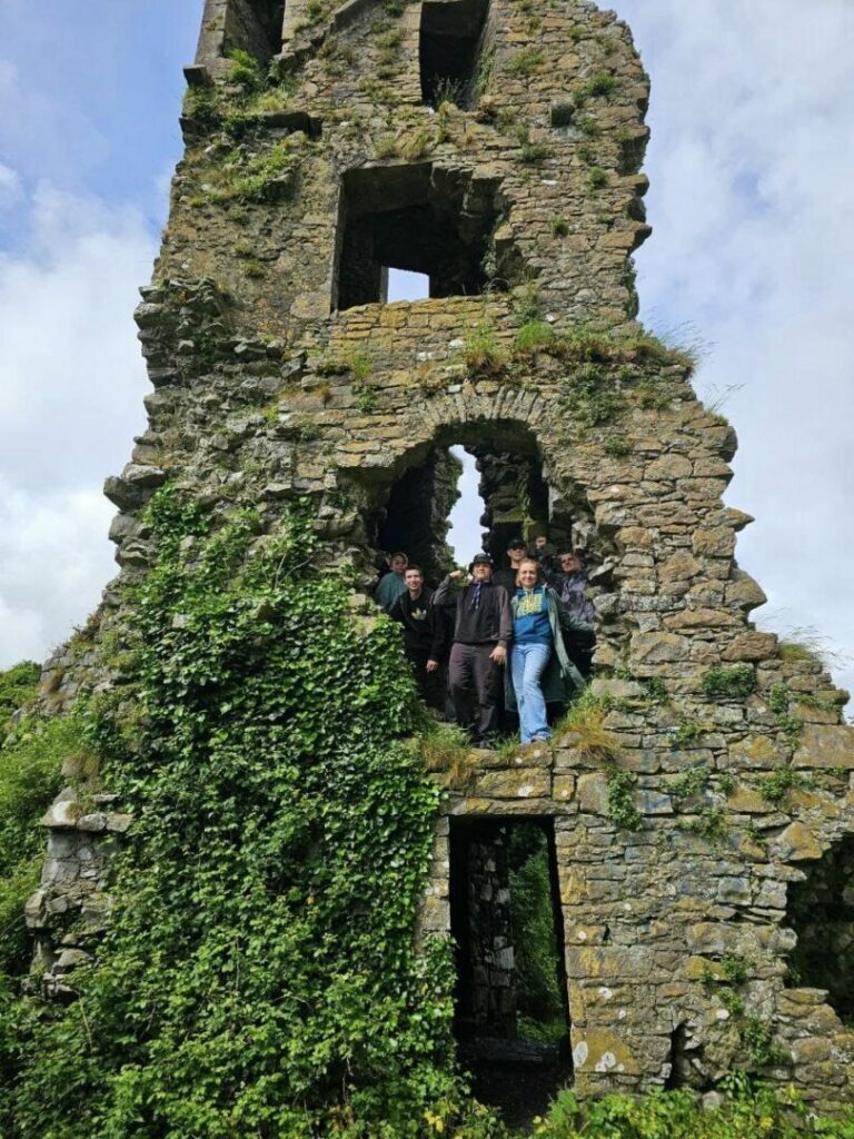 1Мандрівка пластунів Ірландії до замку Каррігогуннелл