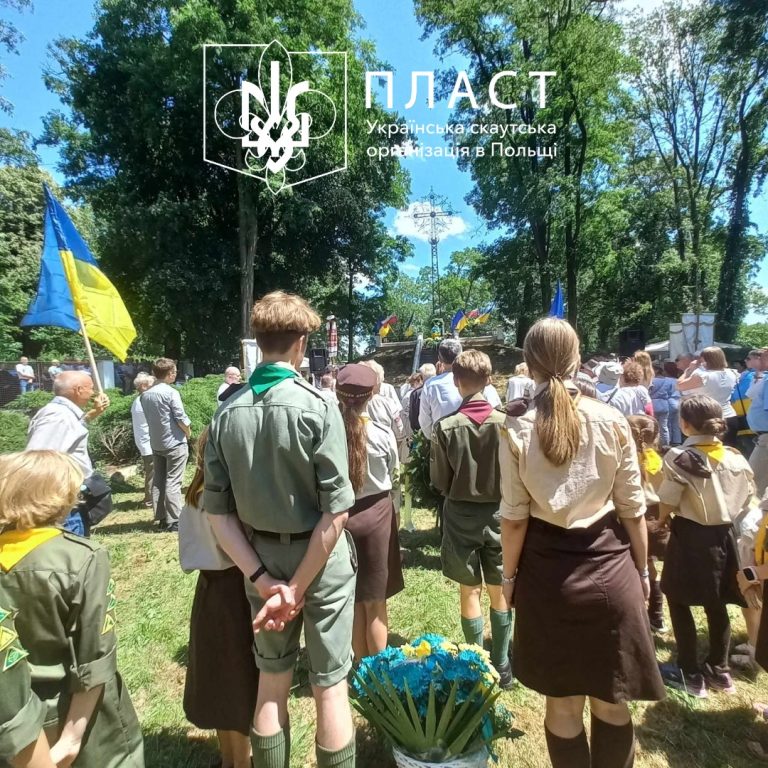 Пластова хода на українське військове кладовище в селі Пікуличі поблизу Перемишля