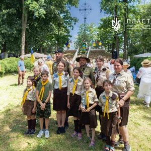 Пластова хода на українське військове кладовище в селі Пікуличі поблизу Перемишля