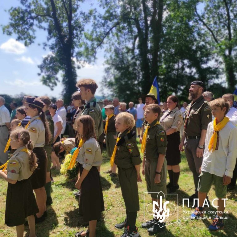 Пластова хода на українське військове кладовище в селі Пікуличі поблизу Перемишля