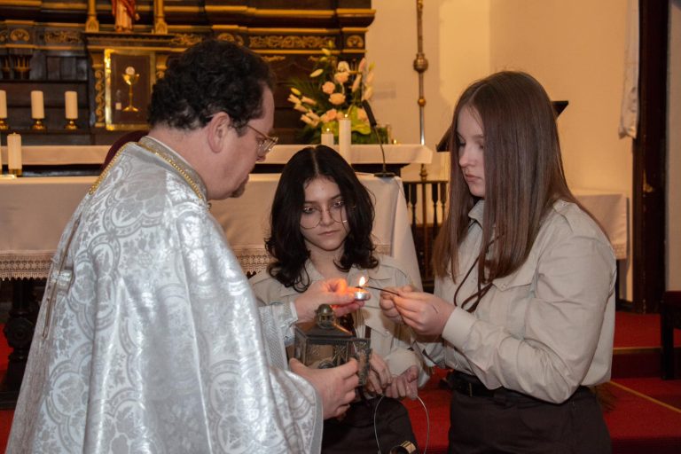 Пластуни осередку Шяуляй передали Вифлеємський Вогонь Миру до храму св. Георгія