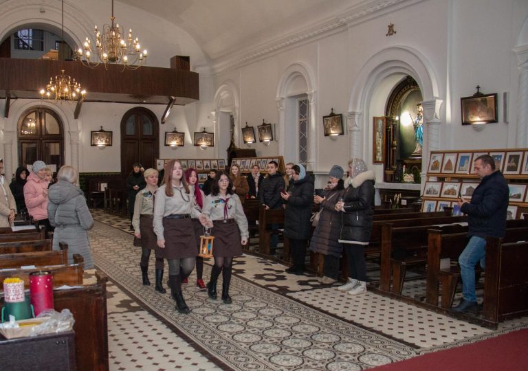 Пластуни осередку Шяуляй передали Вифлеємський Вогонь Миру до храму св. Георгія