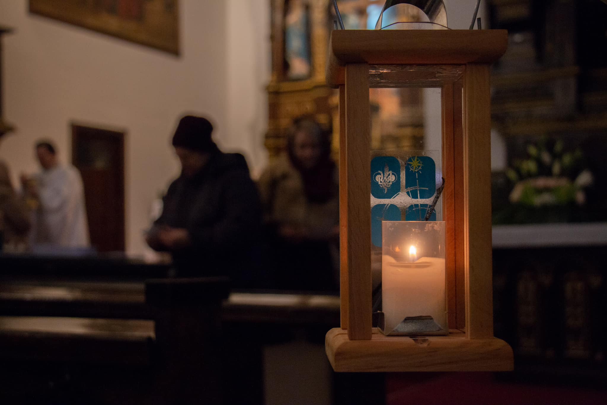 Пластуни осередку Шяуляй передали Вифлеємський Вогонь Миру до храму св. Георгія