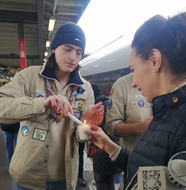 Четвертий рік поспіль Пластуни приносять Вифлеємський Вогонь Миру до української громади в Штутґарті