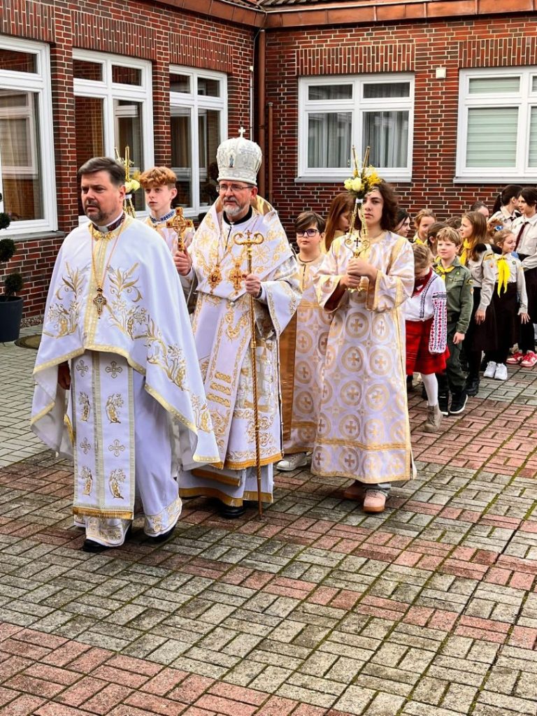 Пластуни Гамбурга передали Вифлеємський вогонь миру в Українській греко-католицькій церкві