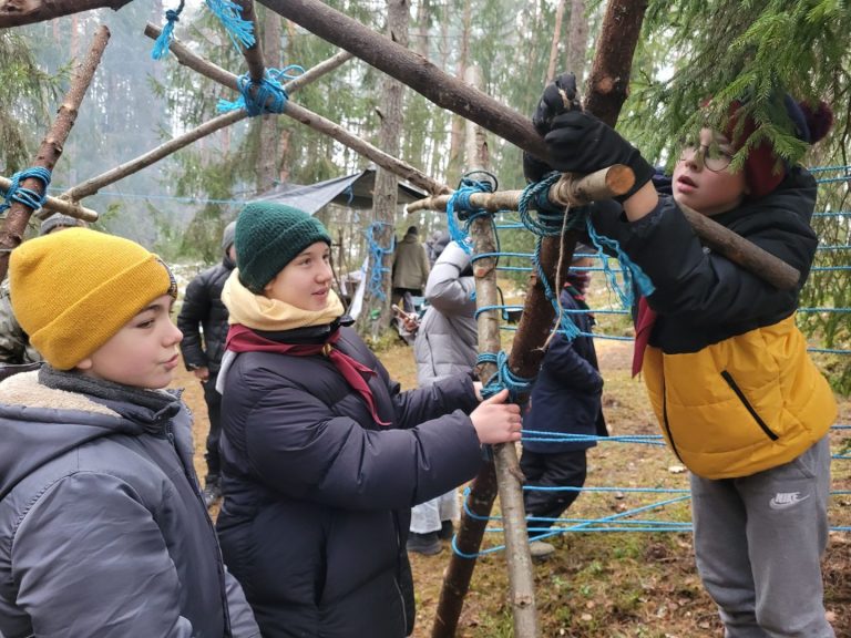 Пластуни Латвії взяли участь у триденному скаутському таборі “Білий вовк”