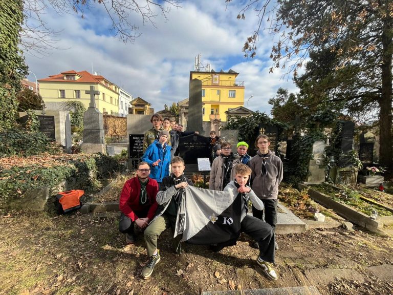 Пластове юнацтво куреня ім. І. Пулюя з Праги отримало курінні хустки