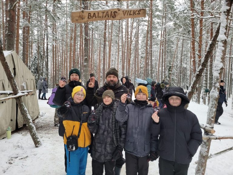 Пластуни Латвії взяли участь у триденному скаутському таборі “Білий вовк”