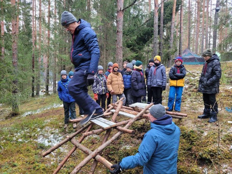 Пластуни Латвії взяли участь у триденному скаутському таборі “Білий вовк”