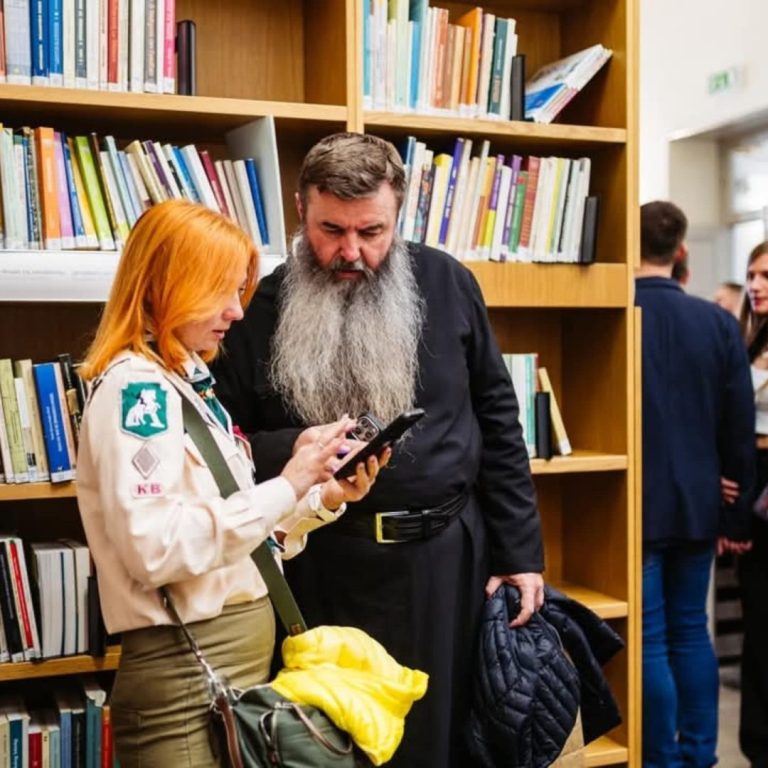 Пластуни Кіпру реалізували проект зі створення української книжкової полички в Лімасолі