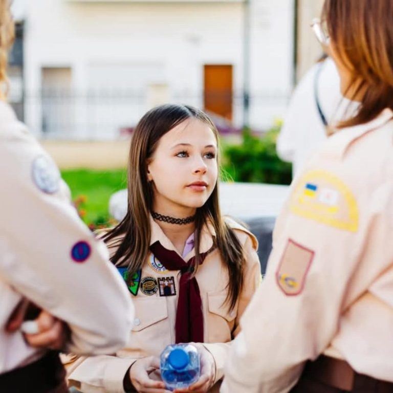 Пластуни Кіпру реалізували проект зі створення української книжкової полички в Лімасолі