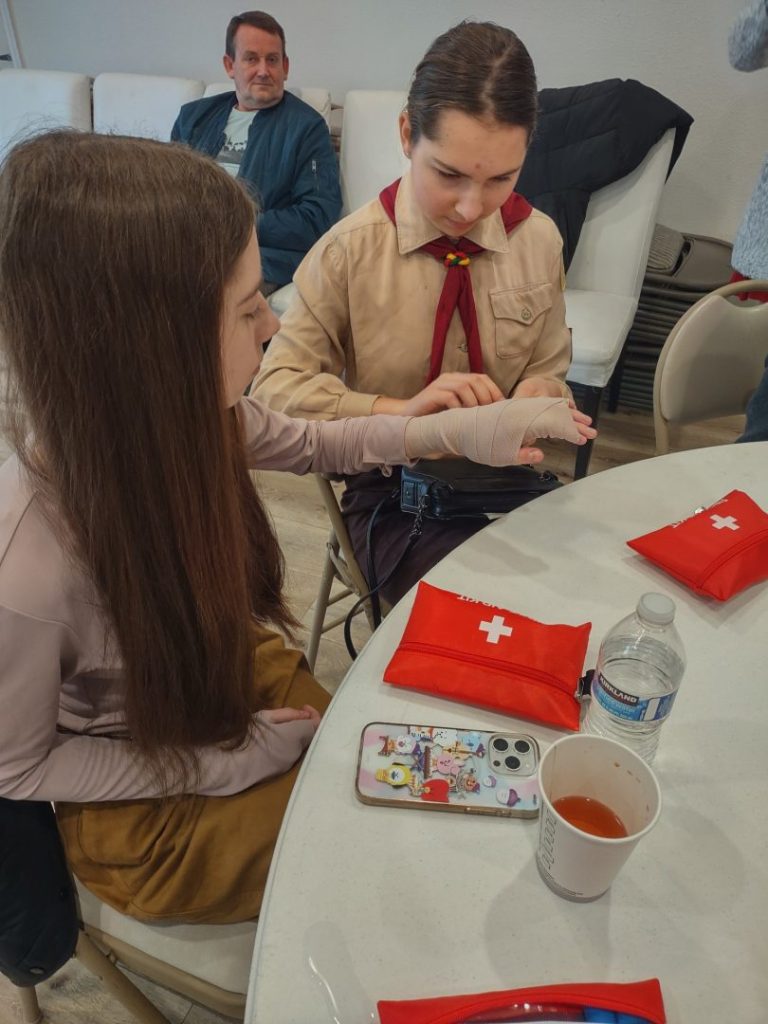 Пластуни Сакраменто провели сходини, де навчались першої домедичної допомоги