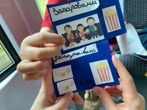 Кіномомент від “Володарів чарівного лісу”, пластунів з Парижа
