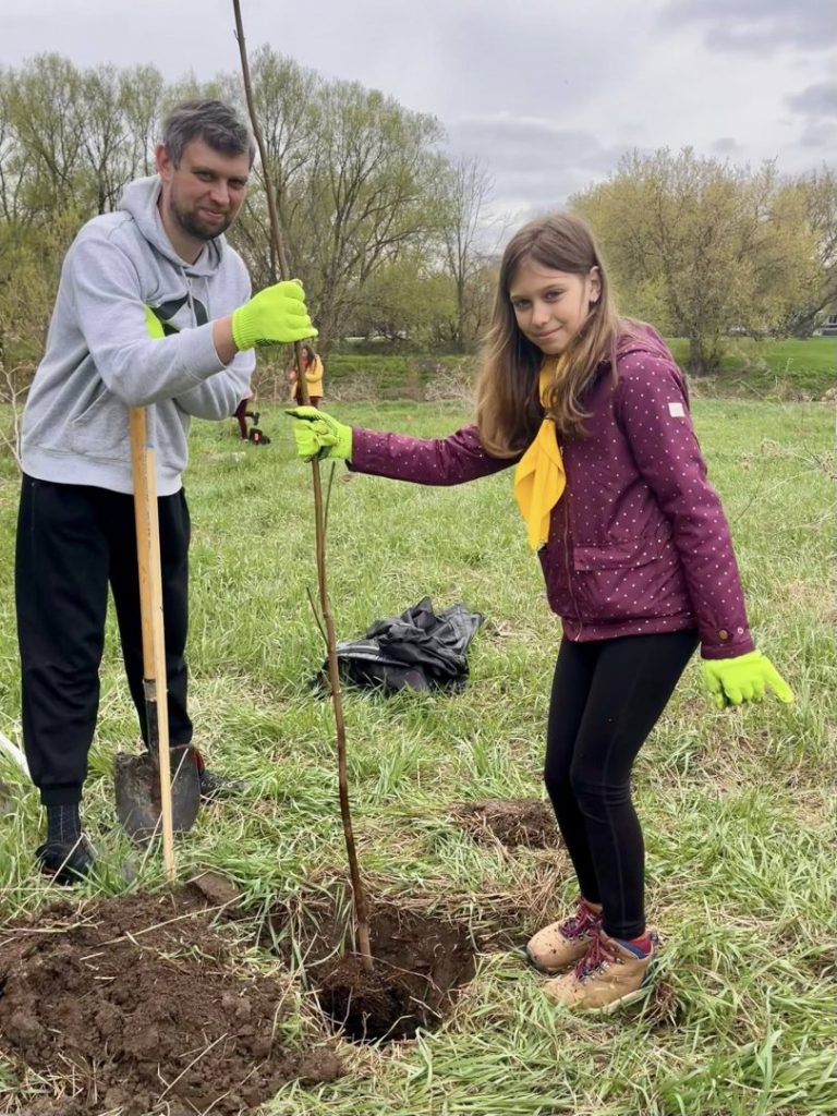 Пластуни разом зі своїми родинами долучилися до висадки дерев для відновлення лісопаркової зони