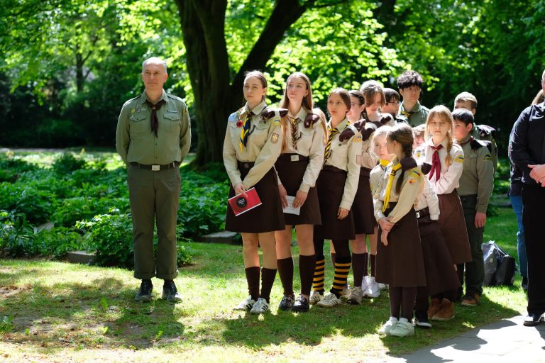 Пластуни вшанували пам’ять жертв Другої світової війни на найбільшому військовому кладовищі Європи