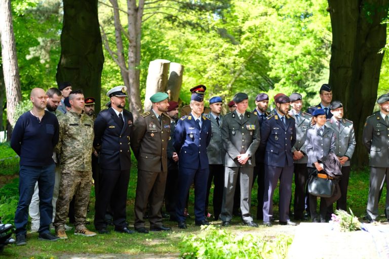 Пластуни вшанували пам’ять жертв Другої світової війни на найбільшому військовому кладовищі Європи