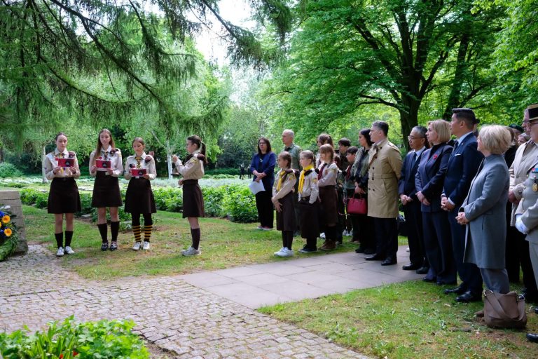 Пластуни вшанували пам’ять жертв Другої світової війни на найбільшому військовому кладовищі Європи