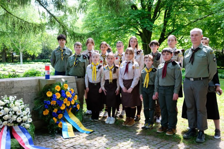 Пластуни вшанували пам’ять жертв Другої світової війни на найбільшому військовому кладовищі Європи