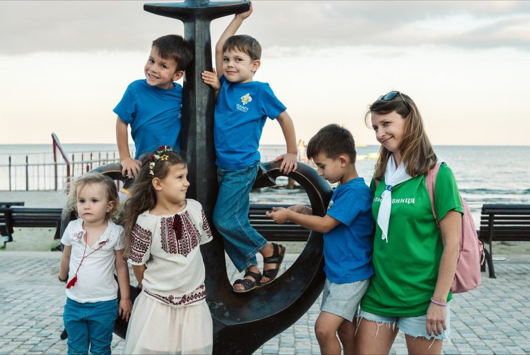 Пластуни Ларнаки долучилися до мирної арт-акції «Рушник єдності»