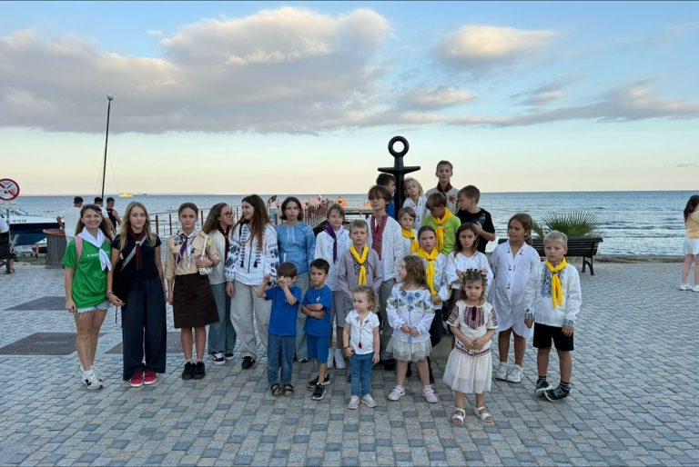 Пластуни Ларнаки долучилися до мирної арт-акції «Рушник єдності»