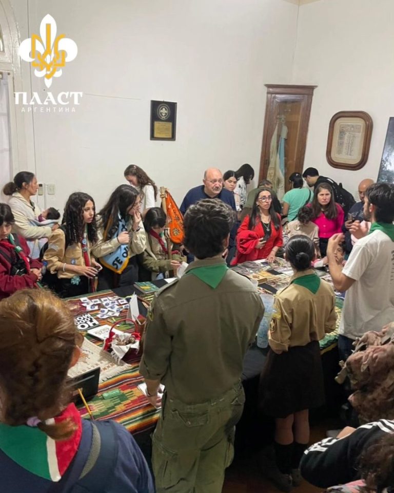 8 листопада 2025 року, пластуни Аргентини взяли участь у акції “Ніч музеїв”