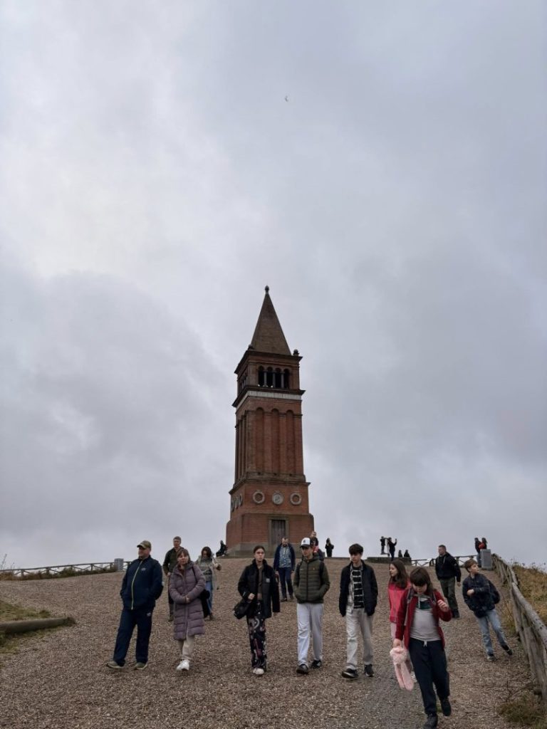 9 листопада 2025 пластуни осередку Рандерс мали мандрівку на найвищу гору Данії