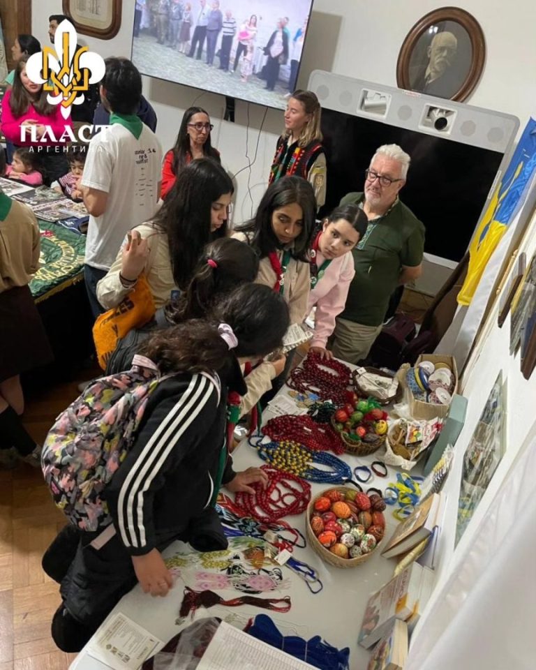 8 листопада 2025 року, пластуни Аргентини взяли участь у акції “Ніч музеїв”