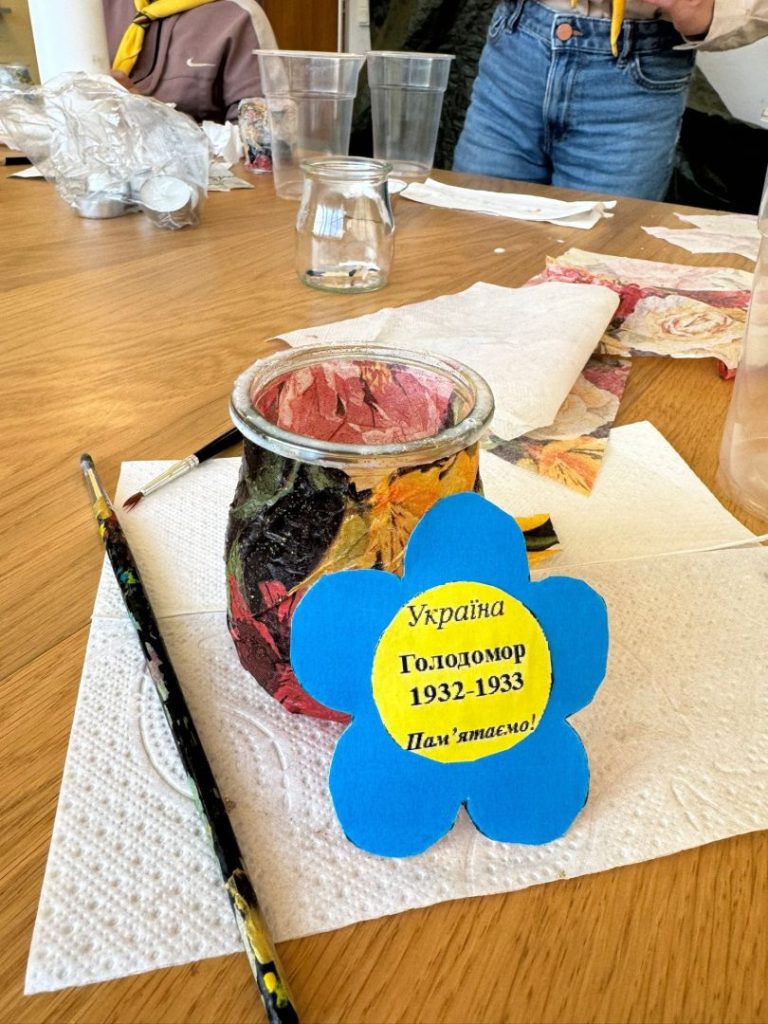 15 листопада 2025 року у Стокгольмі пластуни виготовляли свої свічки памʼяті