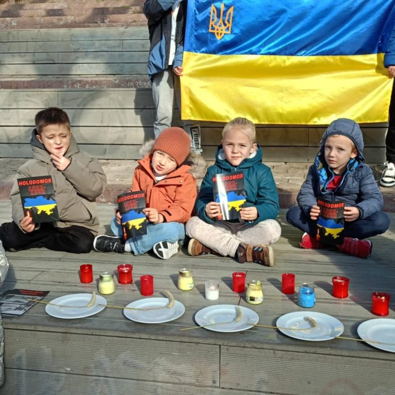 22 листопада 2025 року пластуни Доностії вшанували пам’ять мільйонів невинних жертв Голодоморів