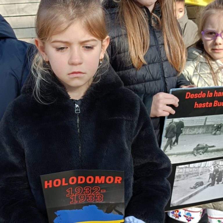 22 листопада 2025 року пластуни Доностії вшанували пам’ять мільйонів невинних жертв Голодоморів