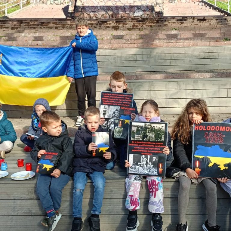 22 листопада 2025 року пластуни Доностії вшанували пам’ять мільйонів невинних жертв Голодоморів