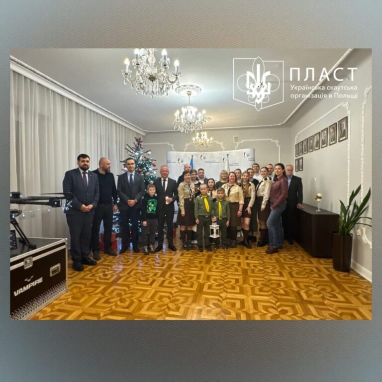 Пластуни передали Вифлеємський Вогонь до Посольства України у Польщі