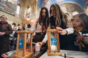 До Патріаршого Прокатедрального Собору Святої Софії передали Вифлеємський Вогонь Миру
